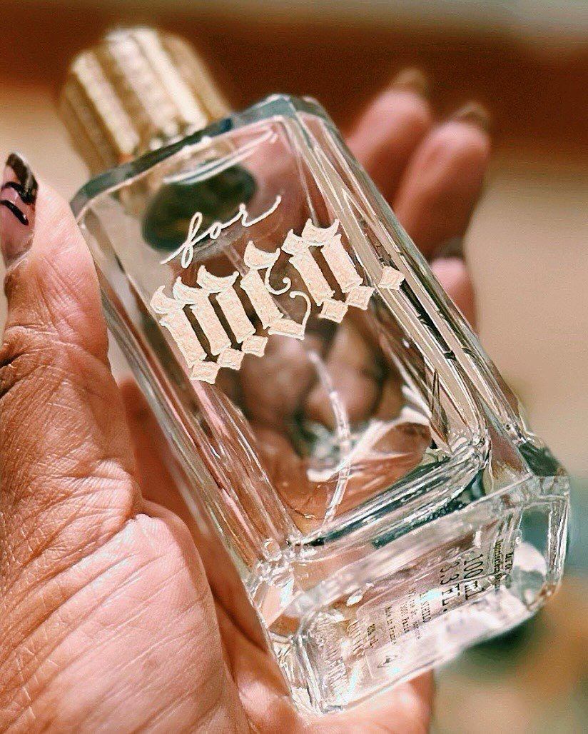 A few randos from my phone. Two from work, two from the hustle and two from life. 

#snapshotsaturday #randomshots #randomselfie #hustlelife #teacherlifebelike #engraving #floralengraving #displaycase #luxuryandlife #liveeventaetist #artteacher #life