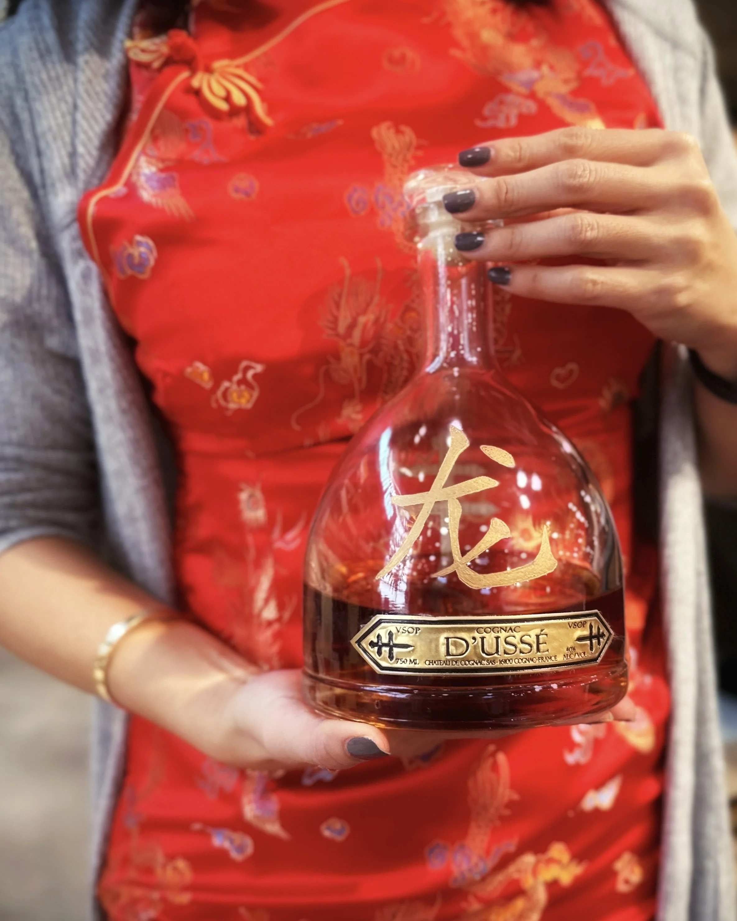 DUSSE Event | Multi-day bottle customization experience that invited guests to personalize their bottles and engage directly with the beverage and the brand.