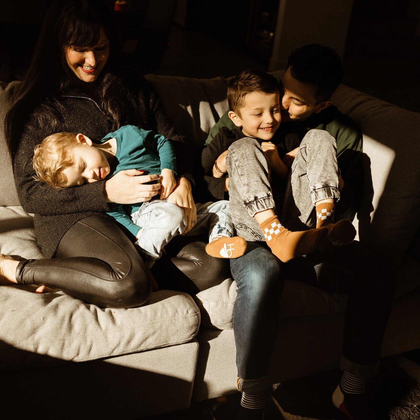 One of the most amazing families who have invited me back year after year. Calvin answered the door with a huge smile and was just as excited to see me as I was him. Between the hot cocoa station, the cookie decorating, the couch flying, family snugg