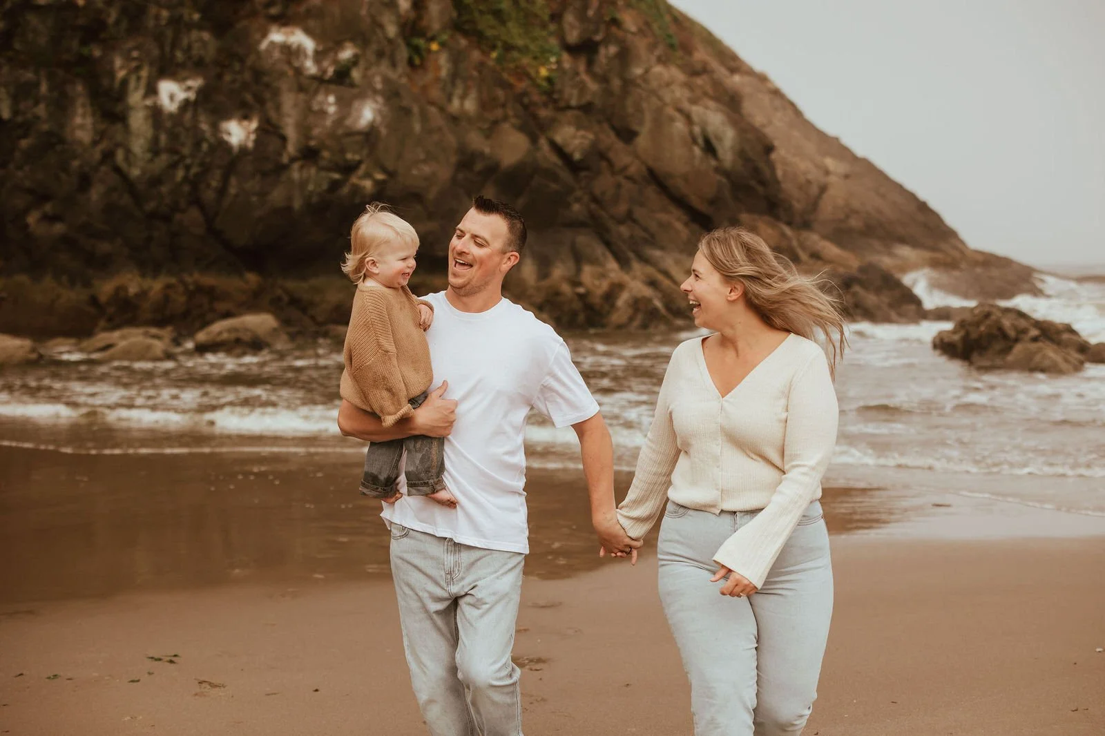 A Foggy Morning Family Session / Depoe Bay, Oregon