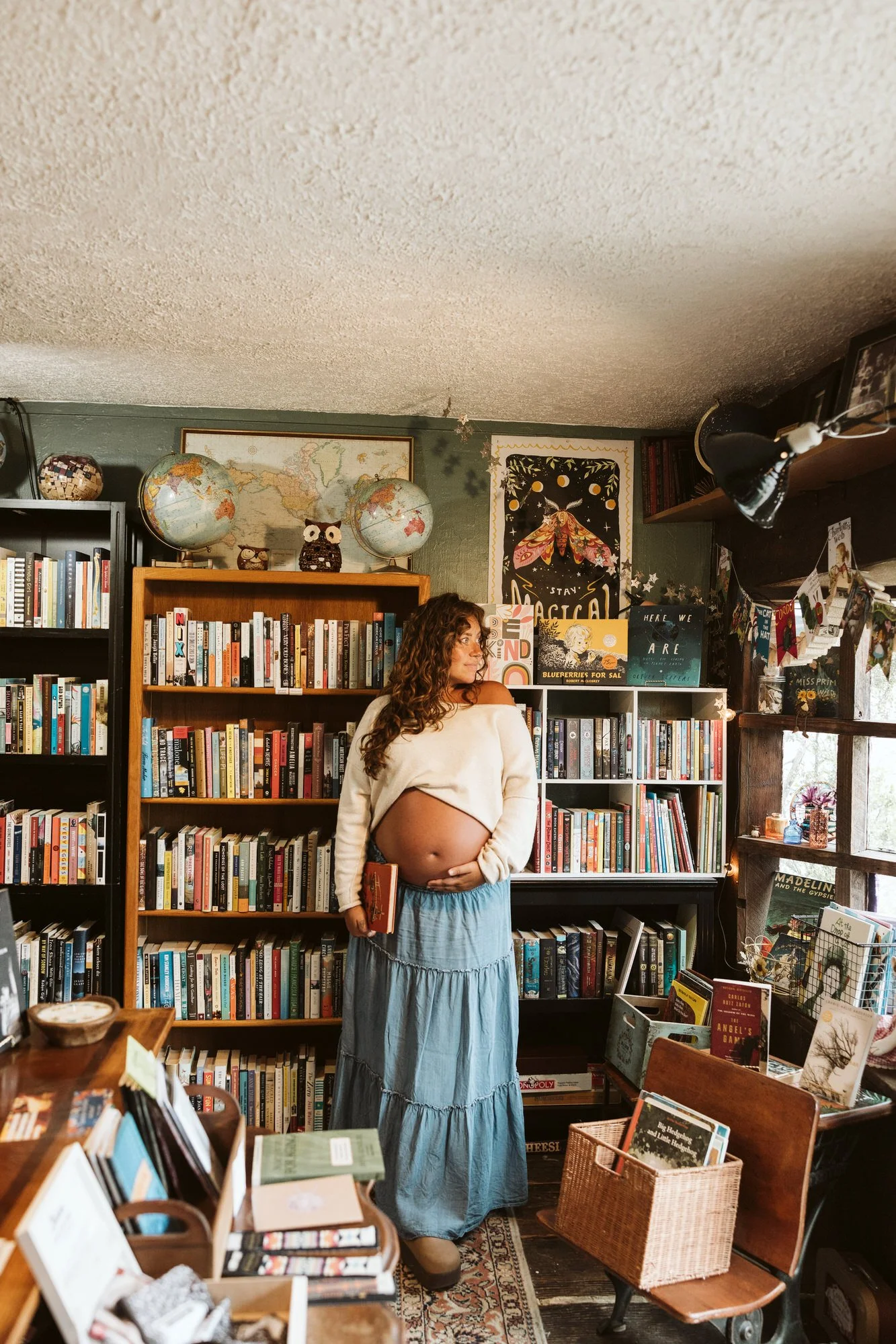 Oregon maternity photoshoot in a small town bookstore
