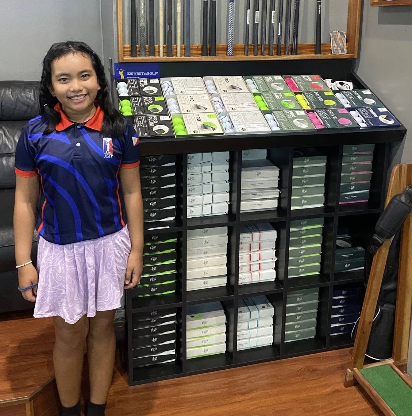 Vice Golf ball fitting to junior player 