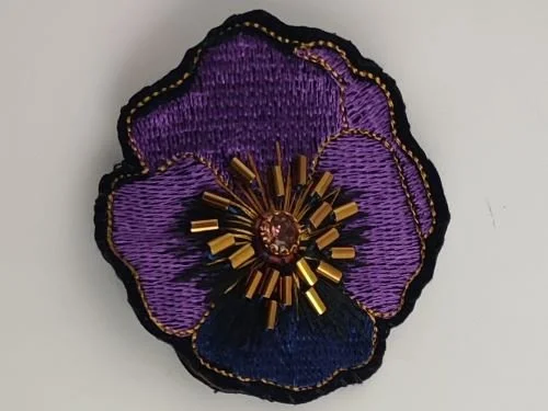 Broche brodée fleur pensée