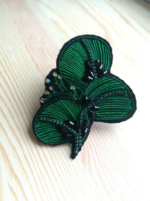 Broche moderne brodée d'artisane d'art. faite à la main en broderie