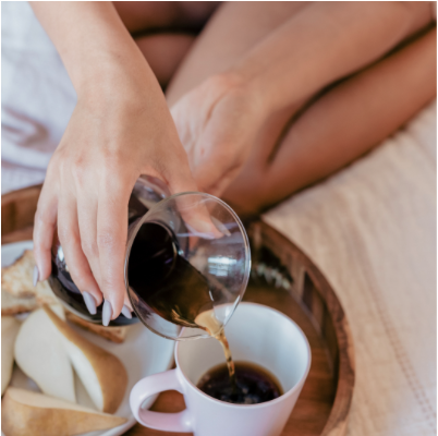 Nahaufnahme einer Hand, die frischen Kaffee in eine Tasse gießt – Darstellung von Selbstfürsorge, Achtsamkeit und kleinen Pausen im Alltag als Therapeutin oder Mutter.
