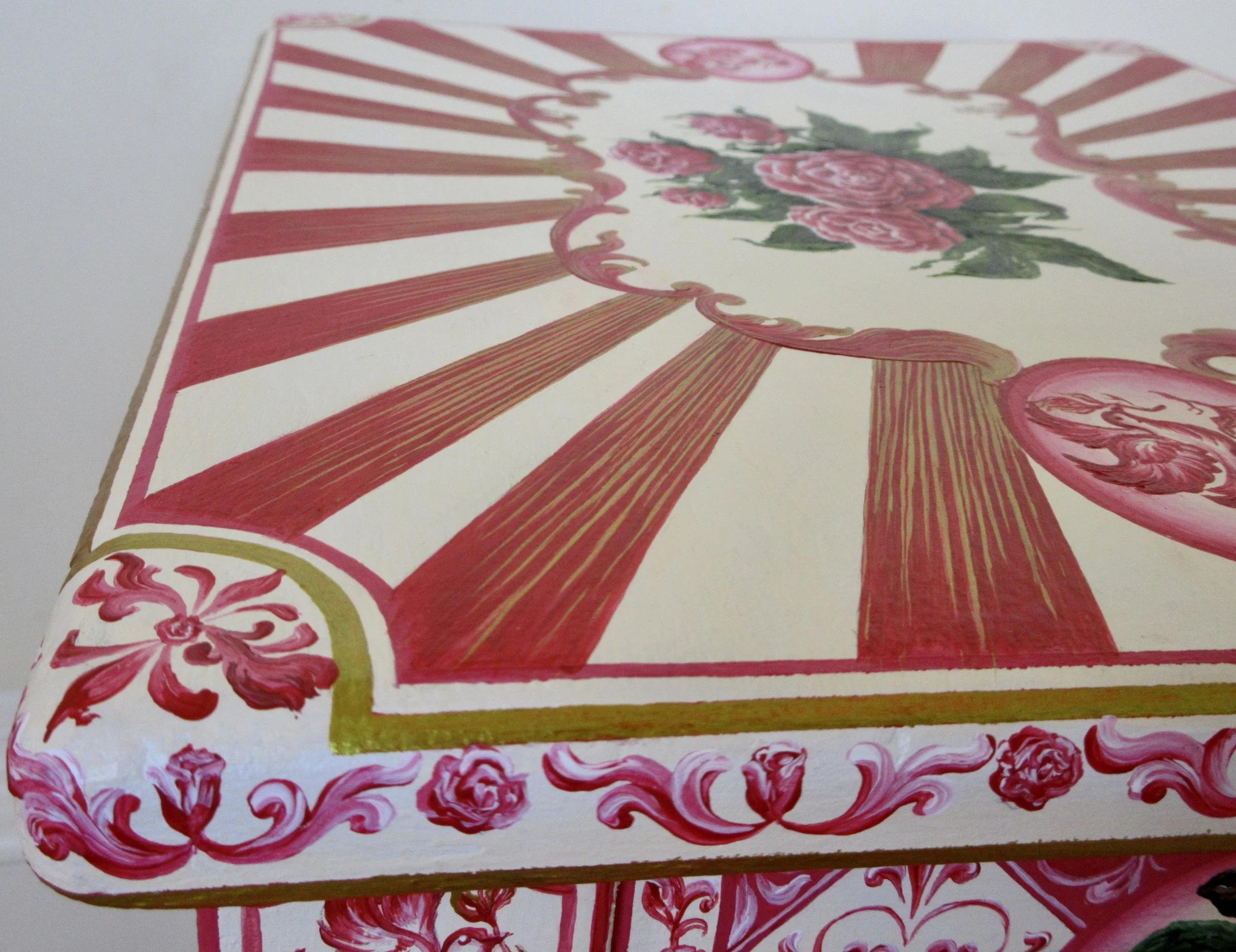 Detail of the top with a bouquet of roses as the central motif.