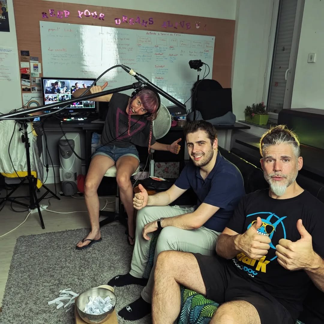 Behind the scenes !

Tournage 📸 (dans les bureaux, en attendant le studio!) de la presentation du projet de cr&eacute;ation d'une  plateforme en ligne &quot;Le Gang des Artistes&quot; (dont la version beta sortira en Septembre prochain!) 
avec Nico 