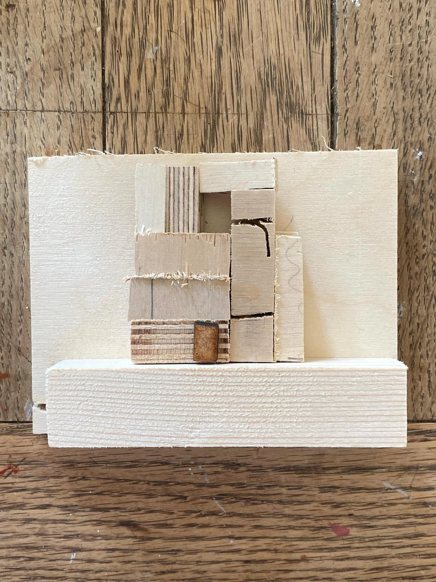 Thinking about whether this series is sculptural or relief - and how pieces could be displayed&hellip;
.
.
#threedimensionalart #inrelief #anniebrundrit