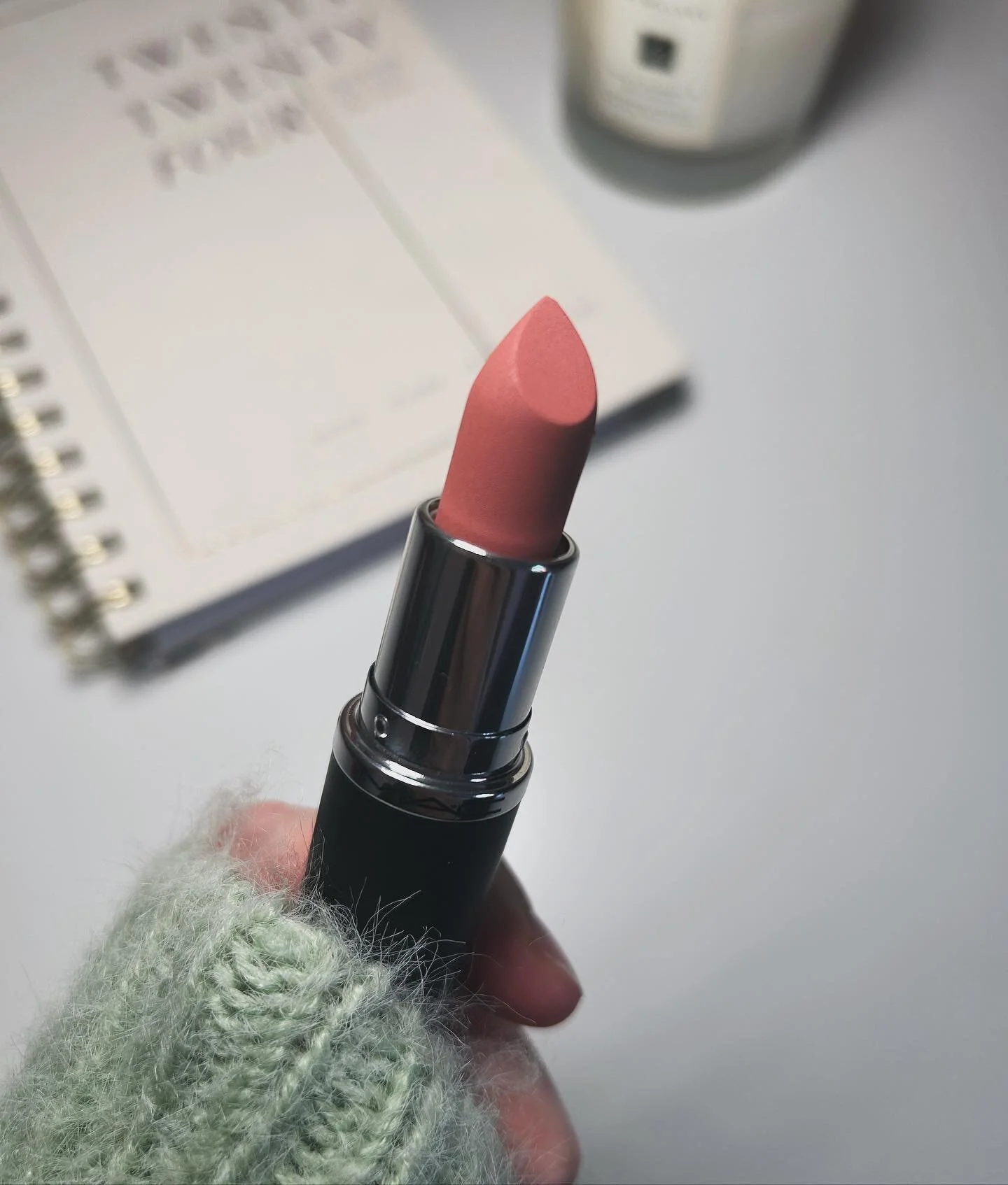 Velvet Teddy Macximal Lipstick ✨

I was super sceptical when I heard MAC was changing the formula of their matte lipsticks. But after trying them out for the past few weeks, I am loving them!
Not drying on the lips, but super long lasting and I don&r
