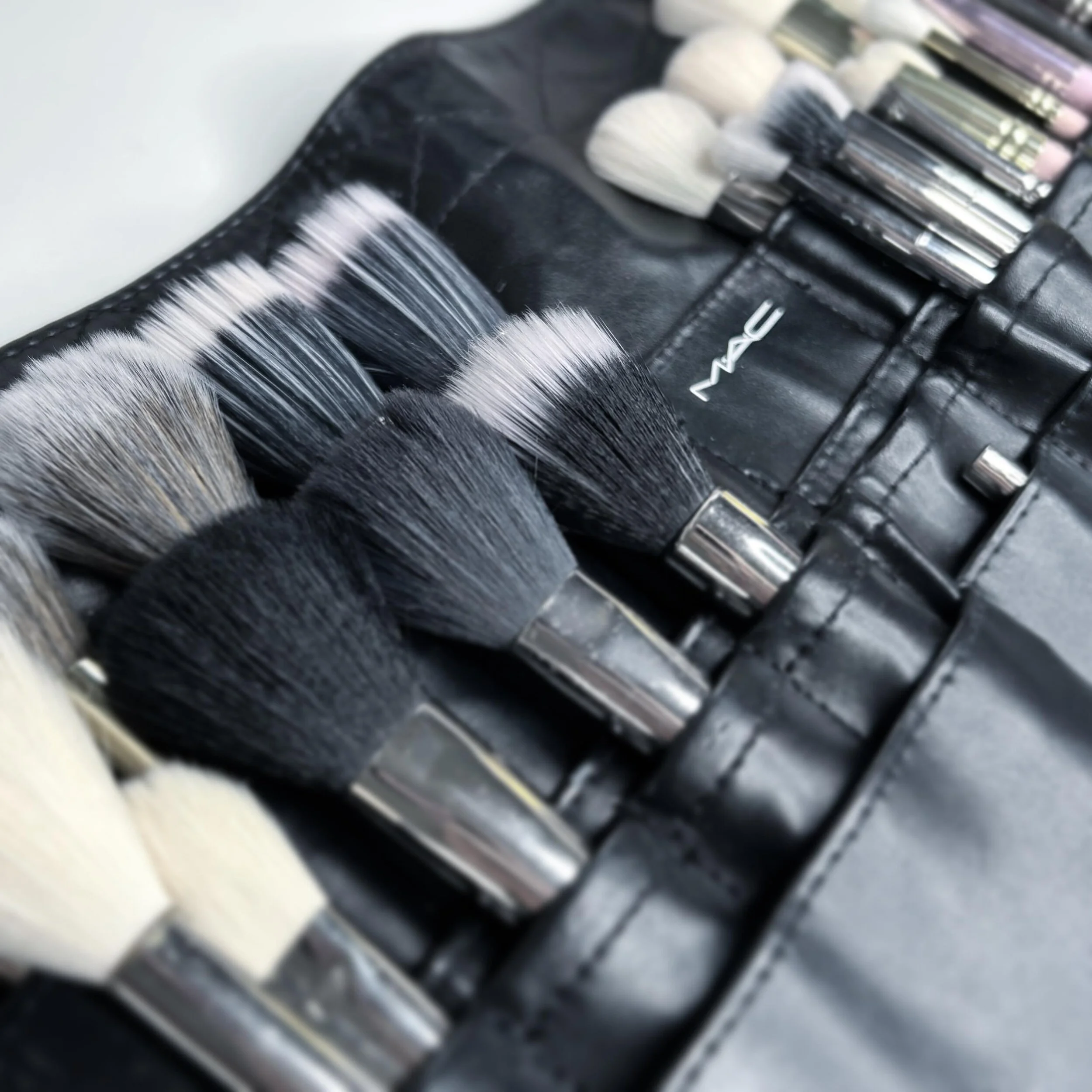 A clean and full brush belt ready for a busy few weeks ✨

@maccosmeticsuk @maccosmetics #maccosmetics #macbrushes #makeupbrushes #bridalmakeup #bridalmakeupartist #myartistcommunity #makeupartist