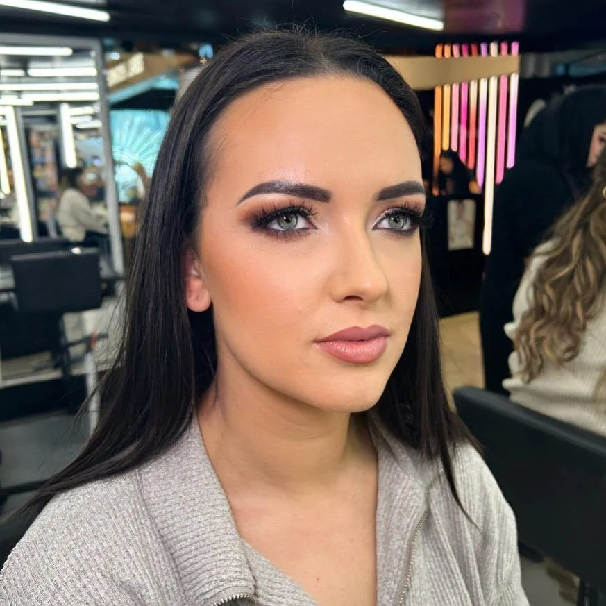 Soft matte skin with warm tones ✨

#makeupartist #westmidlandsmua #westmidlandsmakeupartist #maclipstick #bridalmakeup #matteskin #machyperreal #bridalmakeupartist #bridalmua #weddingmakeupartist #weddingmakeup