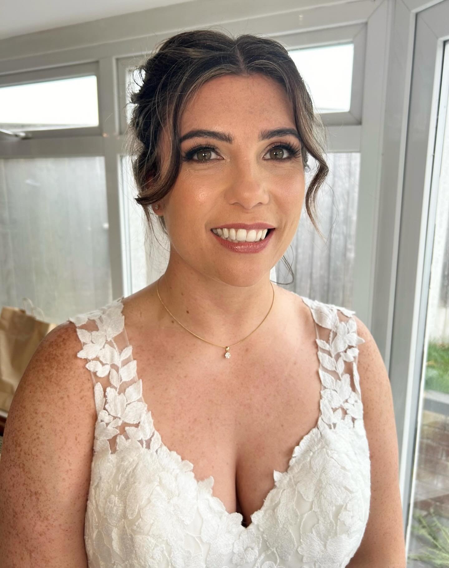 Nikki 🤍
Soft warm browns, a liquid liner paired with a strip lash - absolutely loved doing her makeup at both her trial and wedding day, and what a gorgeous bride she is!

Bridal hair - @designhaircompany