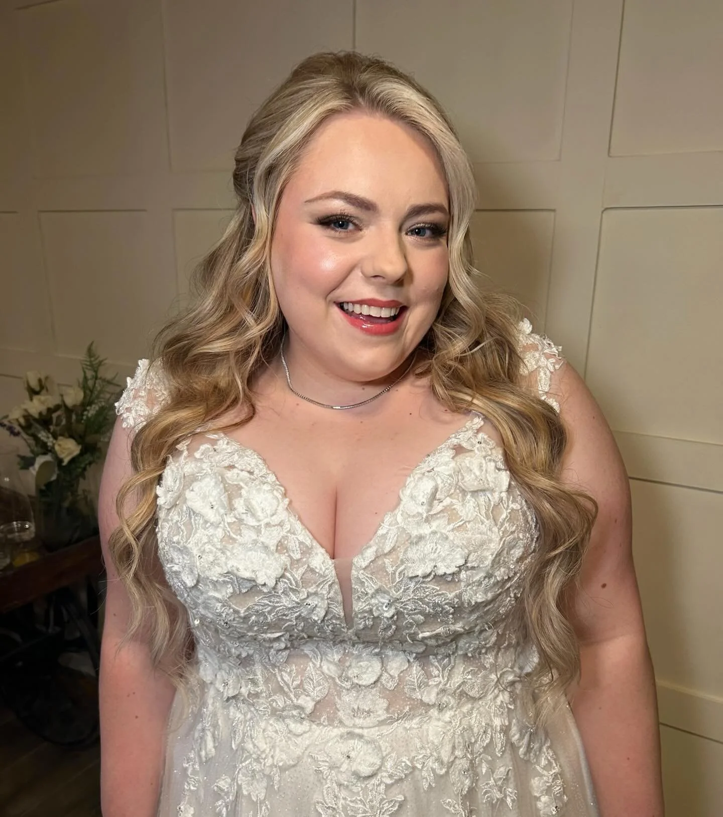 How gorgeous does Hannah look for her stunning Christmas wedding at Coton House Farm last year 🤍

Hair stylist - @thebeehive_bridalhair_design 
Venue - @cotonhousefarm 

#bridalmakeup #bridalmakeupartist #westmidlandsmua #westmidlandsmakeupartist