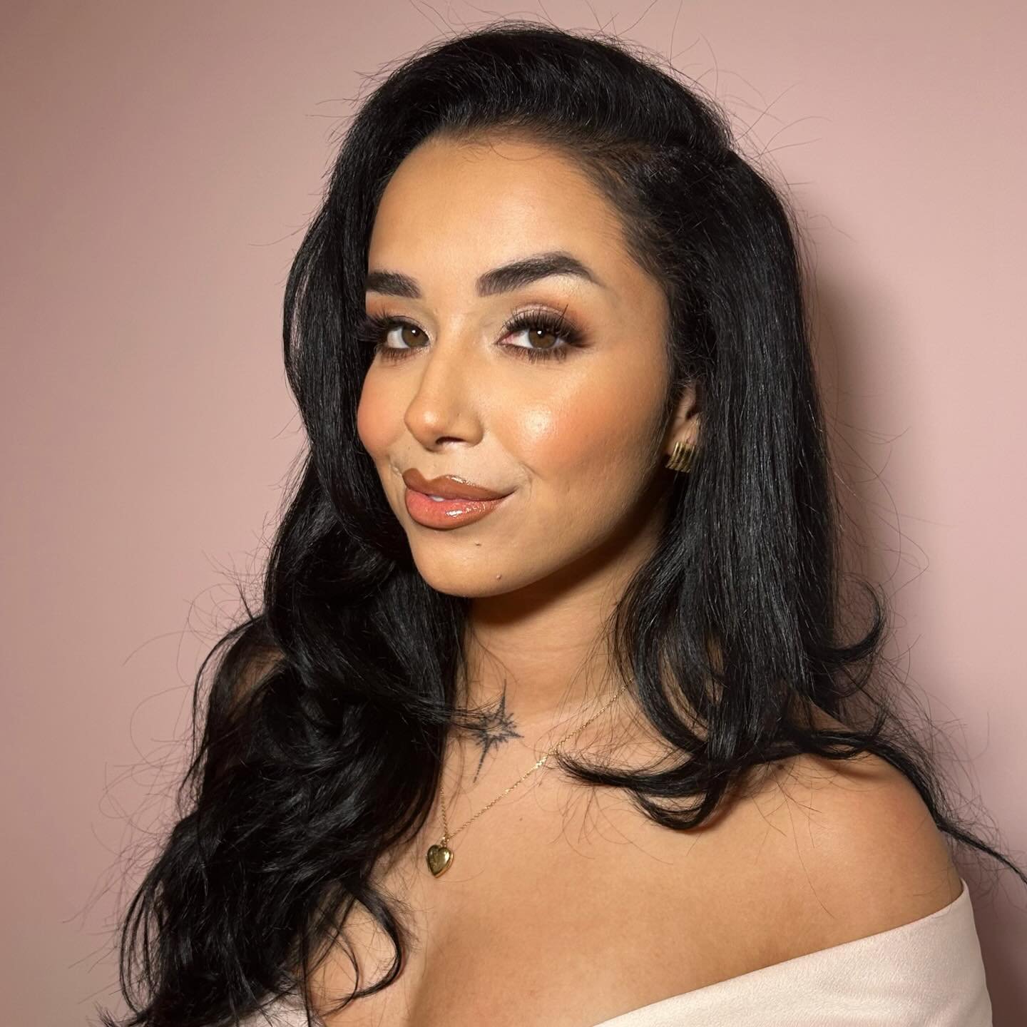 The perfect bridal look this wedding season - Fresh, glowing skin with warm tones on the gorgeous Chaniece✨

Key products used:
Charlotte Tilbury - Magic cream
Charlotte Tilbury - Beautiful skin foundation 
MAC - Give me sun bronzer
MAC - Fairly prec