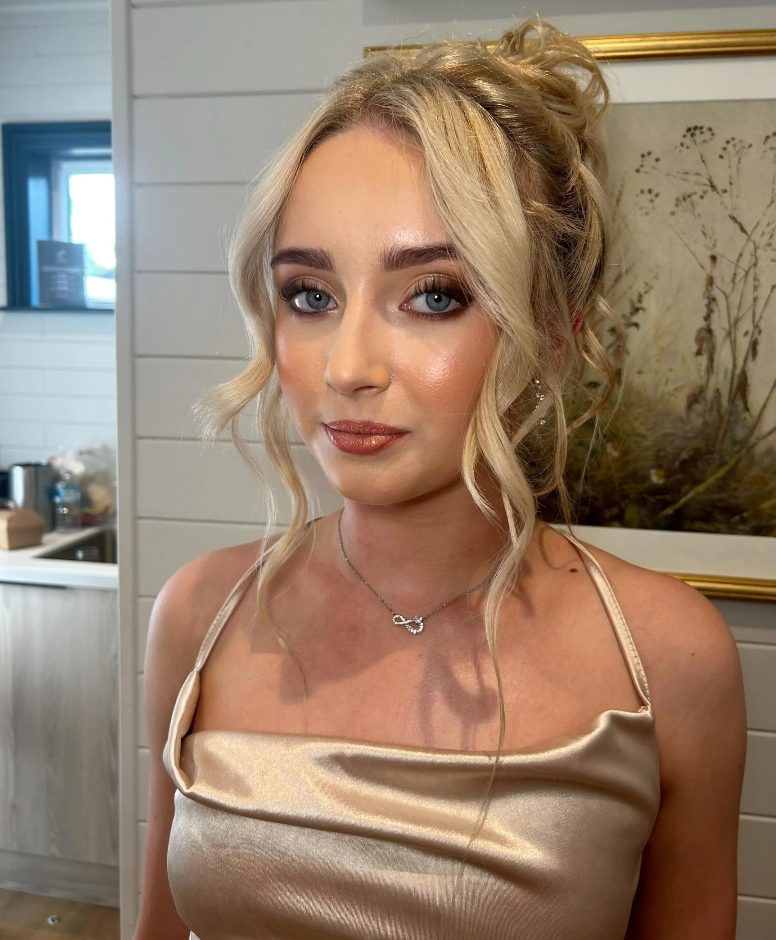 First bridesmaid of the morning with a gorgeous full glam look - and this was already 4/5 hours of wear in the heatwave we had last week. Even if you are first in the makeup chair, your makeup will last all through the day 🤍

Hair - @isabellematthew