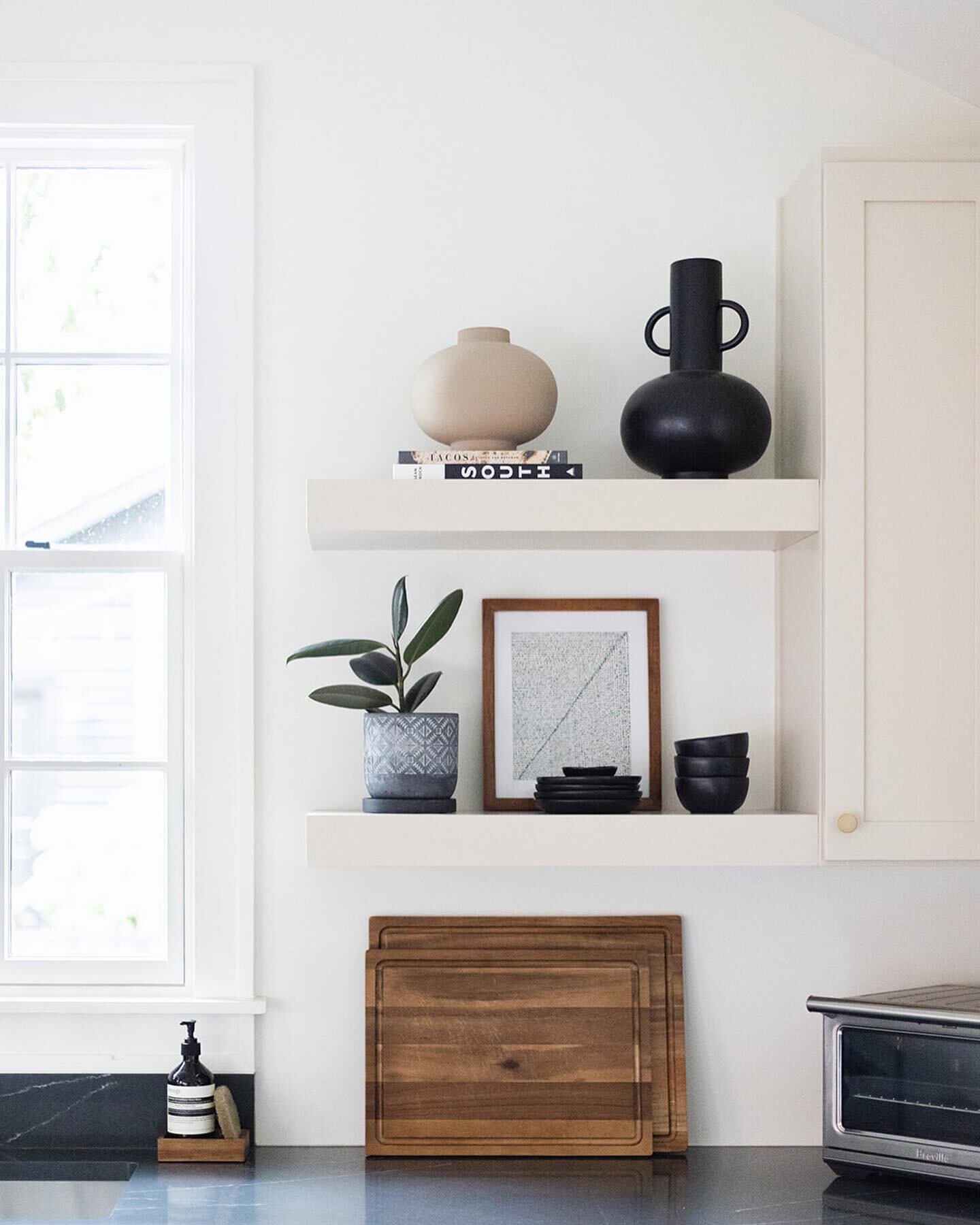Shelves vs cabinets: the debate around the windows. Ultimately we wanted the space to feel open and inviting, stocked with practical items that are used daily.
.
.
.
📸: @nkengram 

#columbusohio #architecture #interiordesign #homedecor #interior #ki
