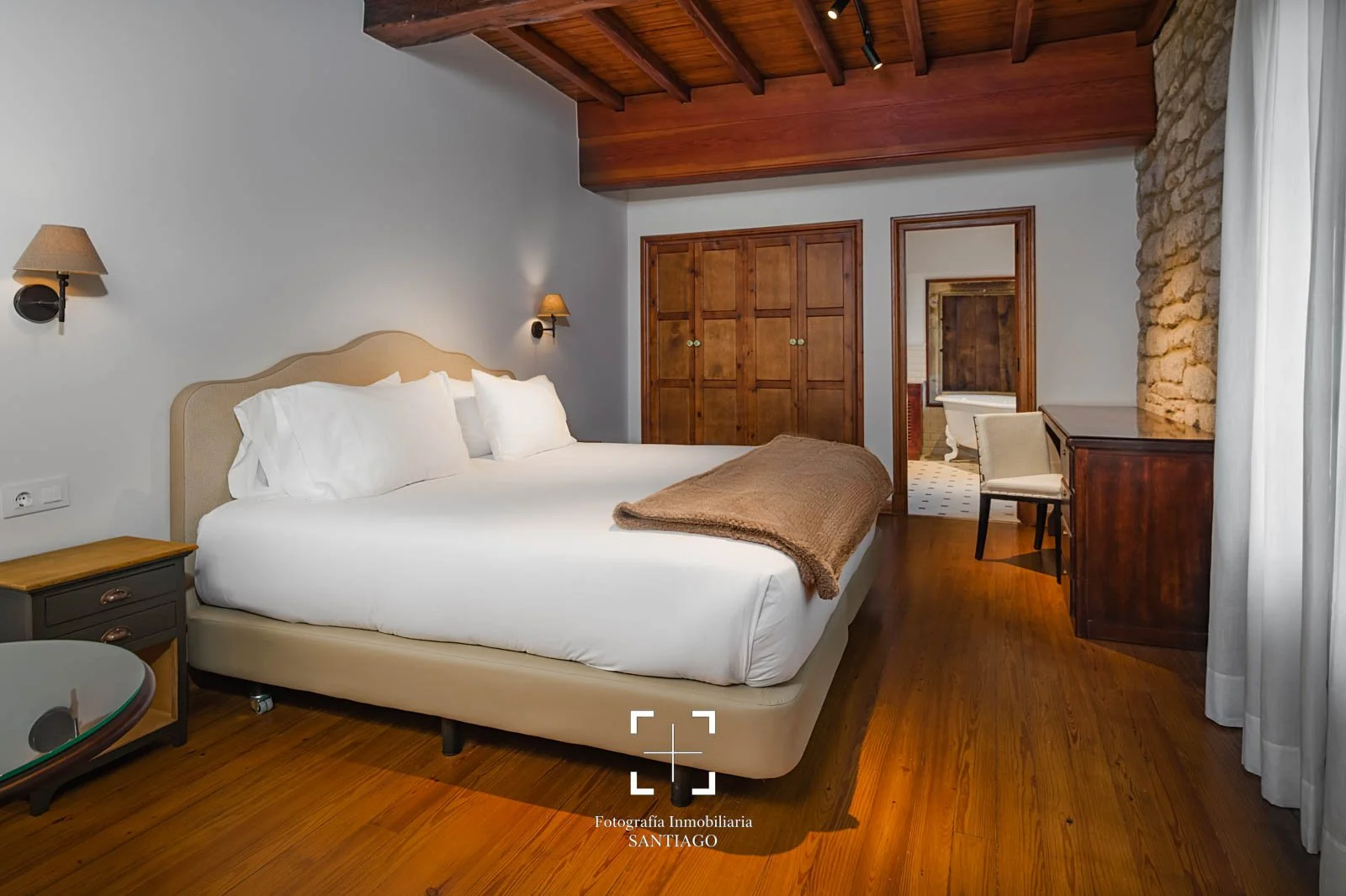 Fotografía profesional de dormitorio principal en casa rural