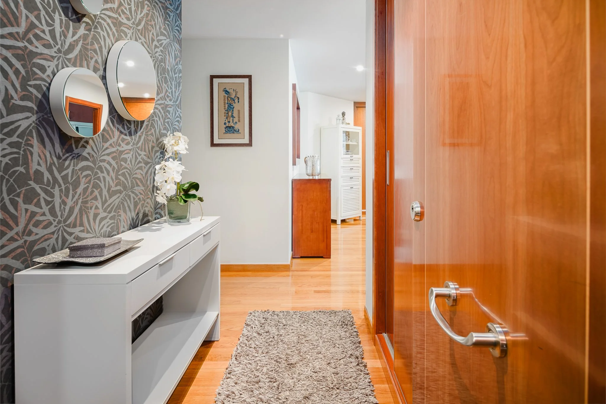 Fotografía de recibidor en apartamento de Milladoiro, listo para publicar en Idealista y Fotocasa.