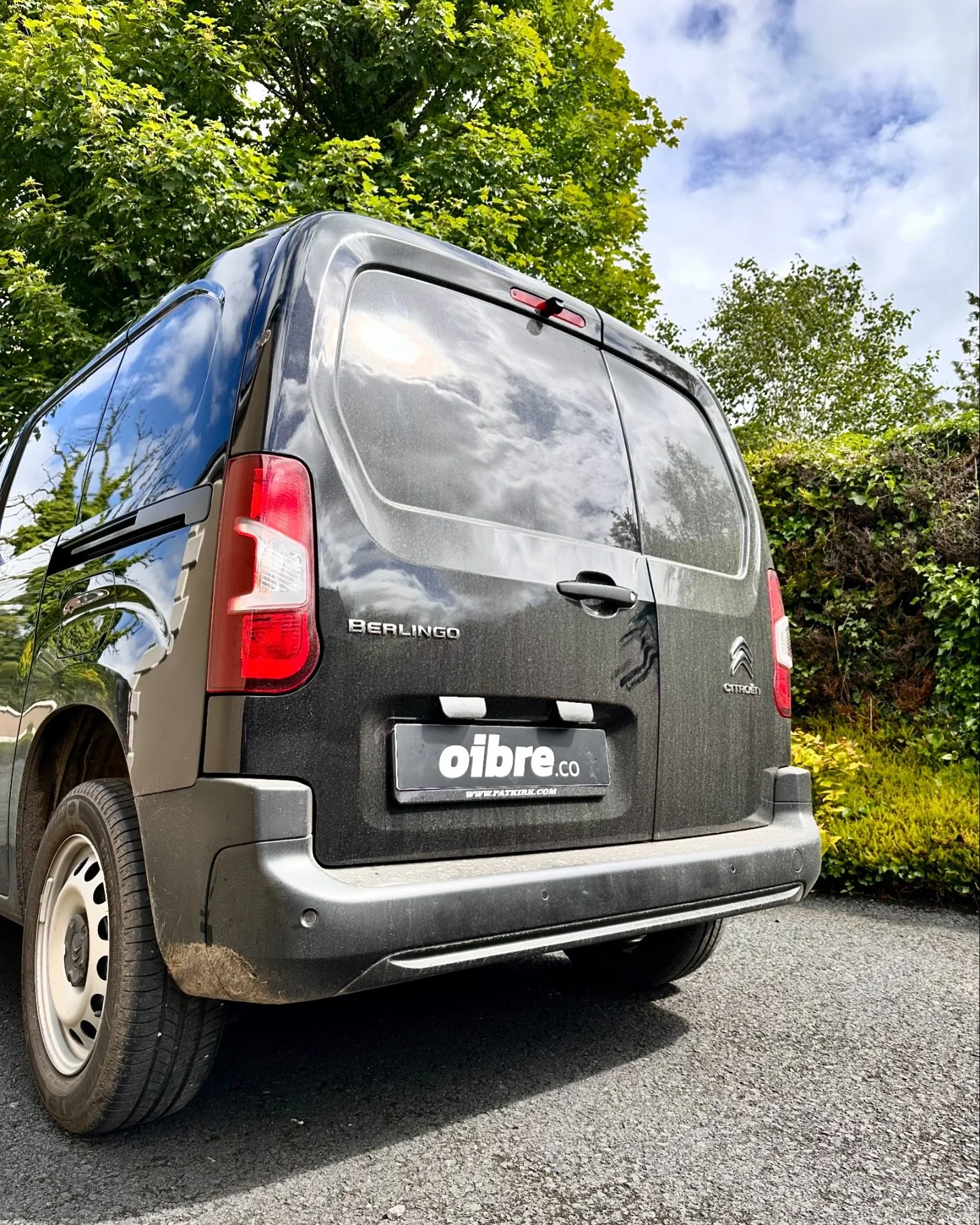 This fresh Citroen Berlingo got our Dynamic Reverse Camera kit.

Factory fit while retaining parking sensors and producing a clear picture onto the screen. 

For any reversing camera solutions make sure to get in touch for a quote. 

#vw #trade #reve