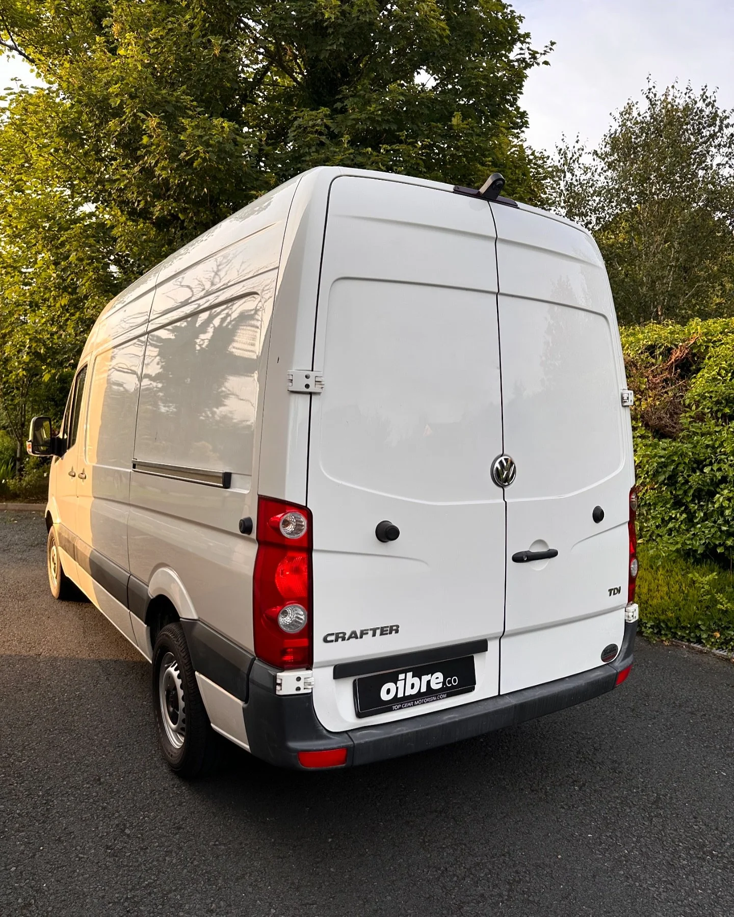 We recently fitted a reversing camera to this Crafter, fully integrated into the factory display for a clean OEM look. 

For any reversing camera solutions make sure to get in touch for a quote. 

#vw #trade #reversingcamera #incar #oibre