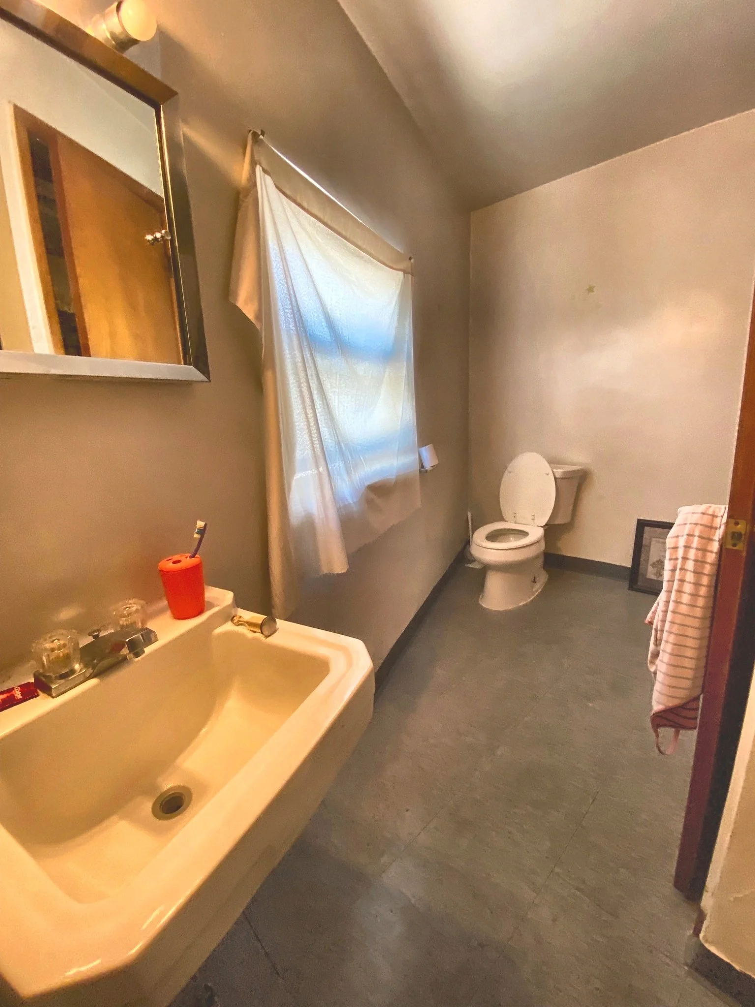 6.2 bath 2 - brighter.jpg
