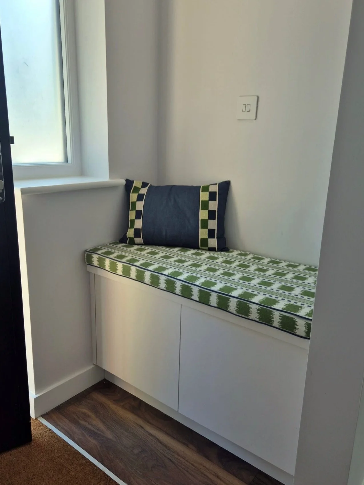 A welcoming first impression starts in the entrance ✨
 We transformed this hallway alcove into a bespoke built-in bench with hidden storage, creating the perfect balance of style and practicality.

Thinking of transforming your space? Book in with Dr