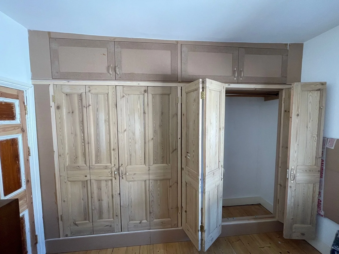 ✨ From concept to craft ✨

 These bespoke built-in wardrobes make the most of every inch, complete with top boxes for extra storage and solid wood shaker doors that bring instant warmth and character to the room.

We&rsquo;re obsessed with how these 
