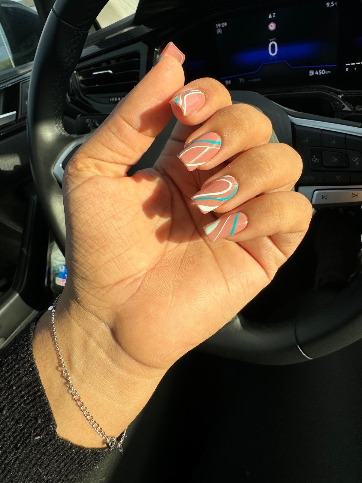 PressOn_Lines_OnItNails_5.jpeg