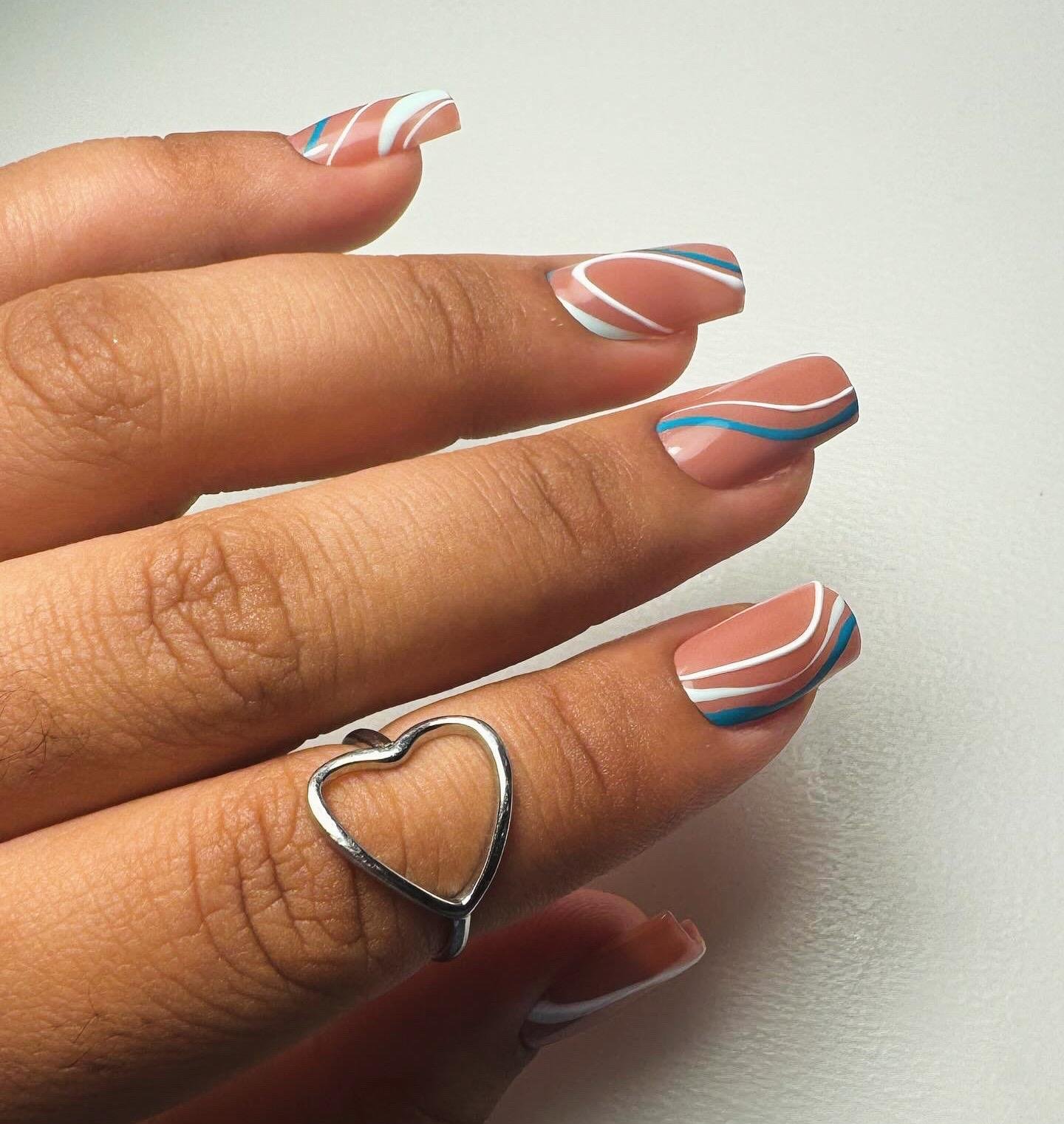 PressOn_Lines_OnItNails_4.jpeg