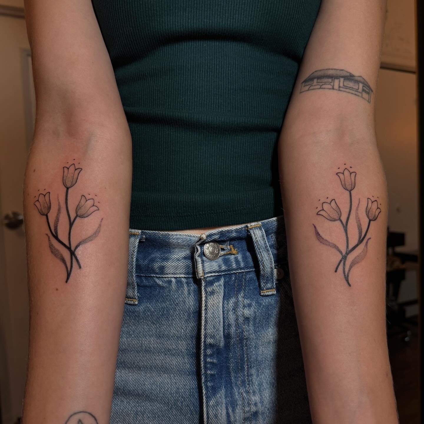 Custom tulips for Margaret!!! Had so much fun with these 🌷
&bull;
&bull;
&bull;
&bull;
&bull;
&bull;
&bull;
#dmvtattooartist #dmvtattoos #sternumtattoodesigns #dctattoos #marylandtattooartist #marylandtattoos #dctattooartist #privatestudio #dmvartis