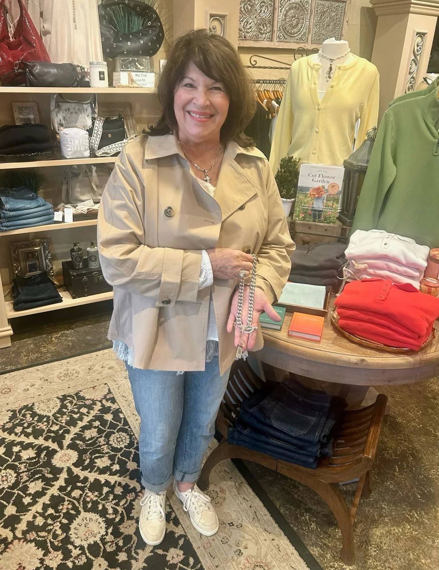 Winner of the &ldquo;El&eacute;ctrica&rdquo; (Electric) necklace by UNOde50&hellip;
Julia Sims!

Recogiendo el premio para Julia est&aacute; su mam&aacute;, Cynthia Bardeen. 💃🏽✨
(Picking up this beauty on Julia&rsquo;s behalf is her mom, Cynthia Ba