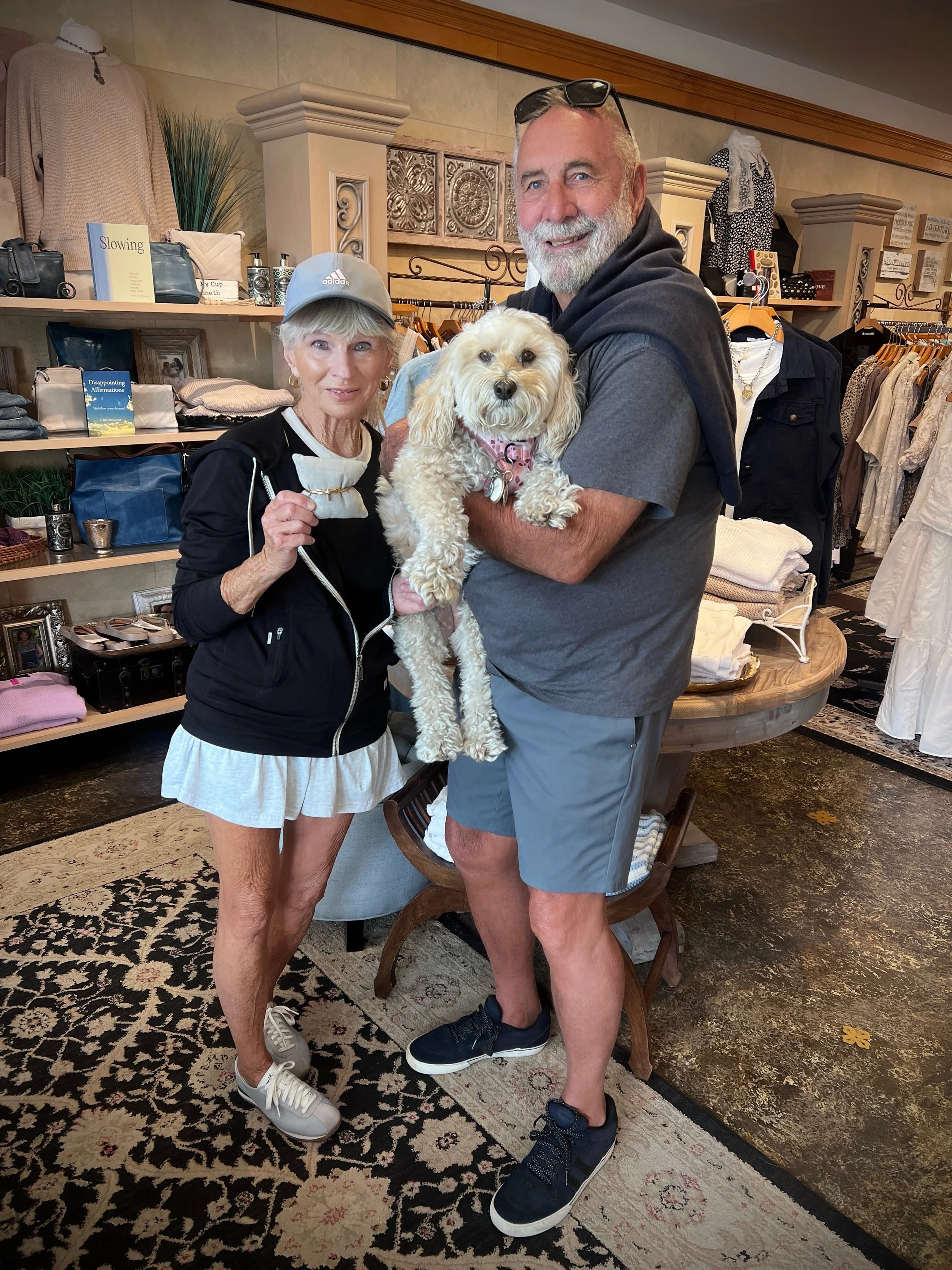 Winner of the UNOde50 Pulsera ba&ntilde;ada en oro de 18k con forma de lib&eacute;lula (Bracelet Fortune)... 
Suzy Q Reschke of San Marcos! 👏
(Pictured with her pup Maddie Mae and Steve Clark of Carlsbad.)