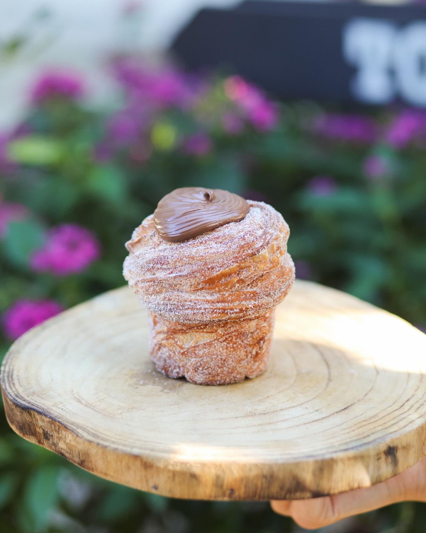 🤎🤍NUTELLA CRUFFIN🤍🤎
Layers of flaky croissant dough baked to golden perfection, showered in sugar crystals, and filled with silky Nutella, all the way through 😮&zwj;💨 Three days in the making for one indulgent pastry moment. 

Available daily t