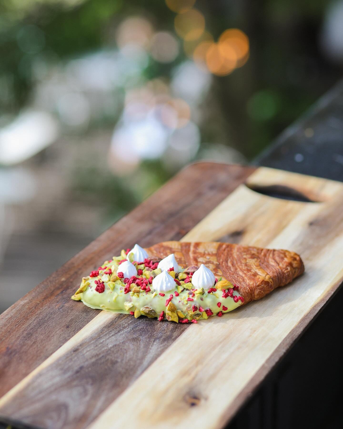 Our Mille Feuille Croissant is back and better than ever with our newest flavour&hellip;.. Pistachio Raspberry Meringue 🌺🥐🤍

available for pre- order or in store purchase in Burleigh‼️

open 7 days 🤍