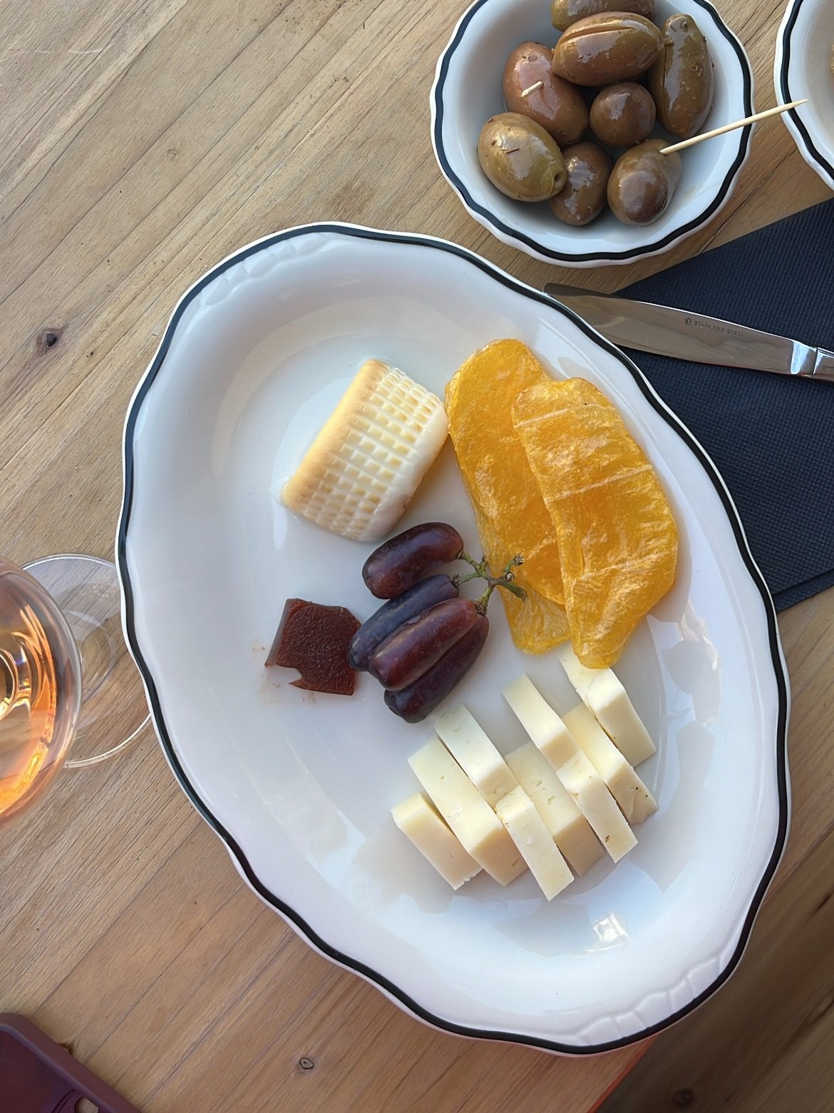 💅 Such a fab weekend spent filling up my cup:

- cute bestie wine dates @dabepi.bar 🥂
- our new carnivorous housemate + obsessed with this orange vessel from @lightlydesign 🧡
- new year = new crystals. Now we&rsquo;ve settled into our new place it