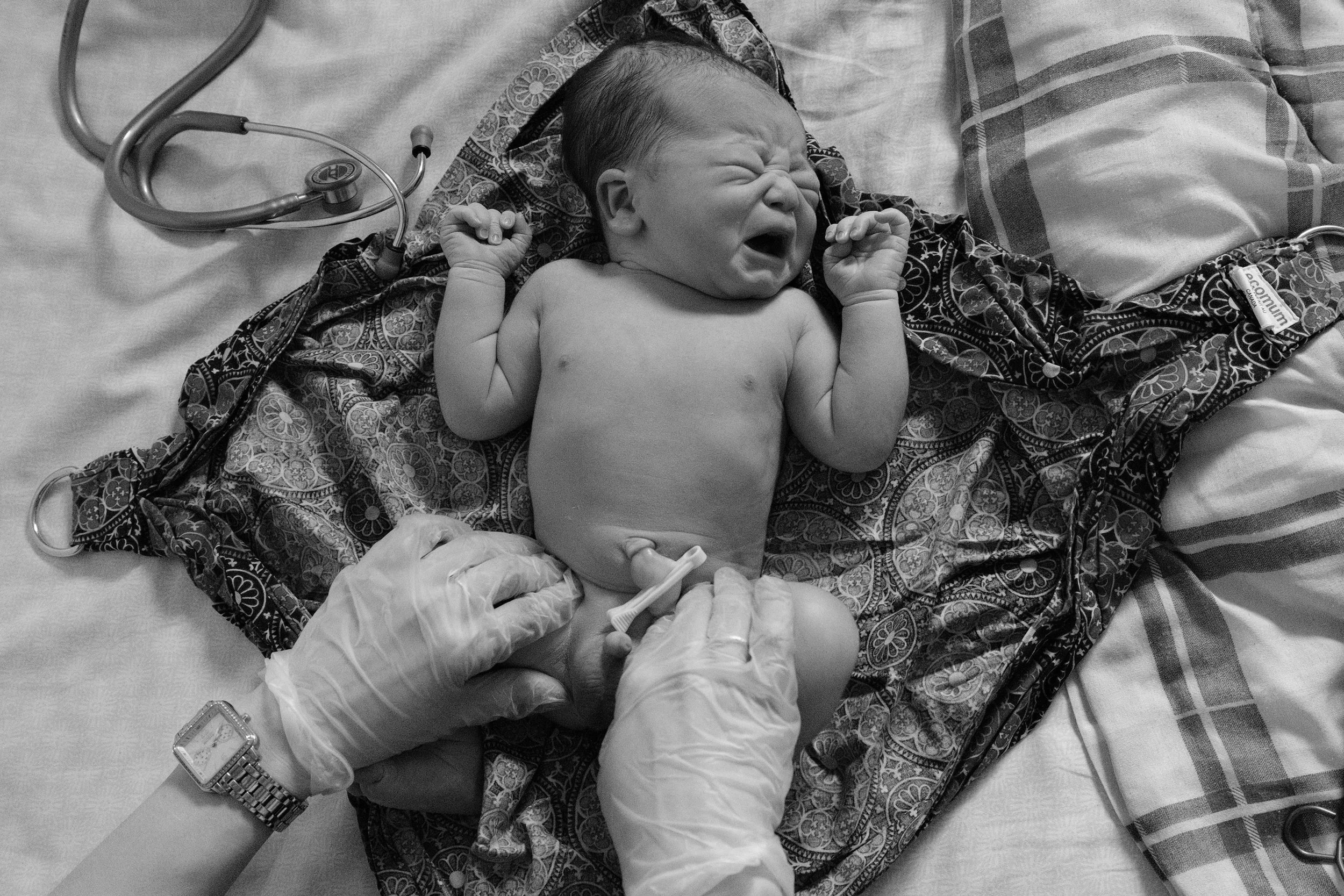 Toronto Doula supports woman in homebirth with midwives in Toronto