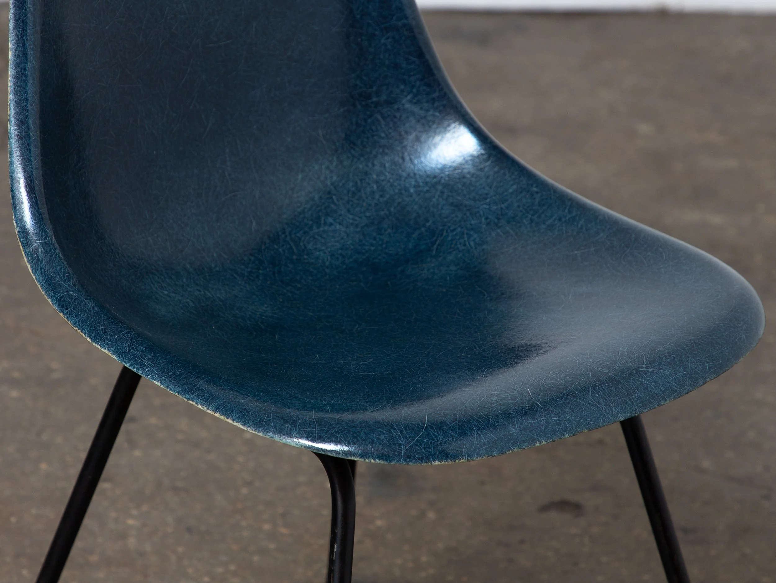 OAM_Navy_Blue_Eames_Fiberglass_Shell_on_Black_Base-8.jpg