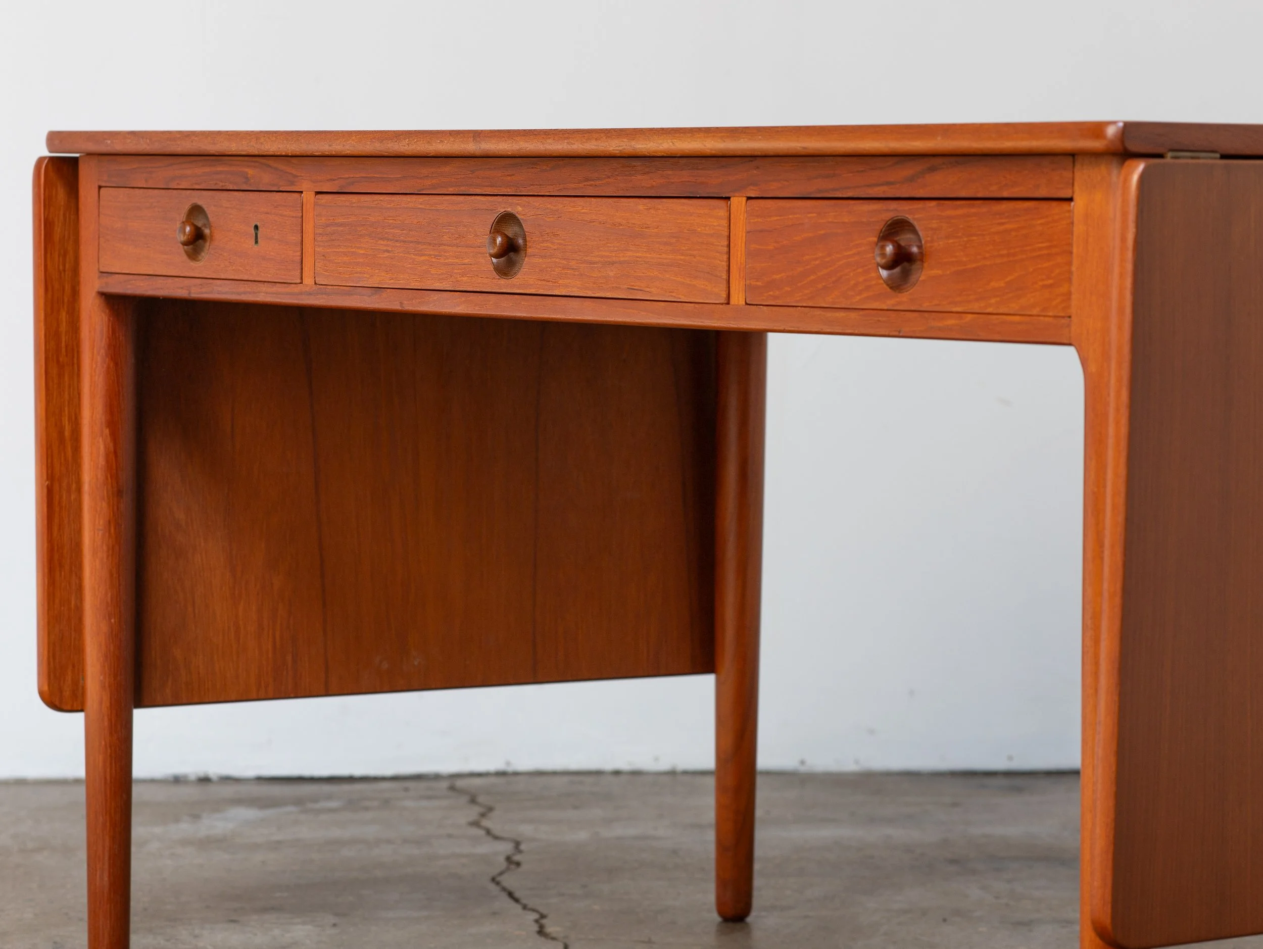 OAM_NYC_AT-305_Desk_Hans_Wegner-9.jpg