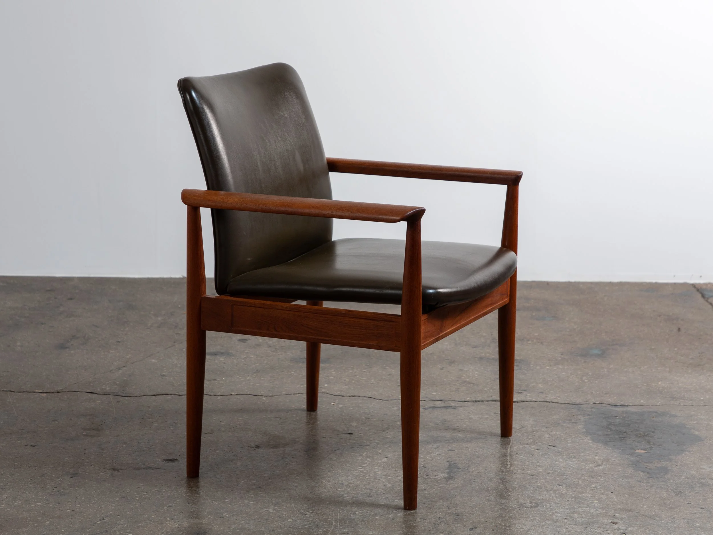 OAM_Finn_Juhl_Diplomat_Chair-1.jpg