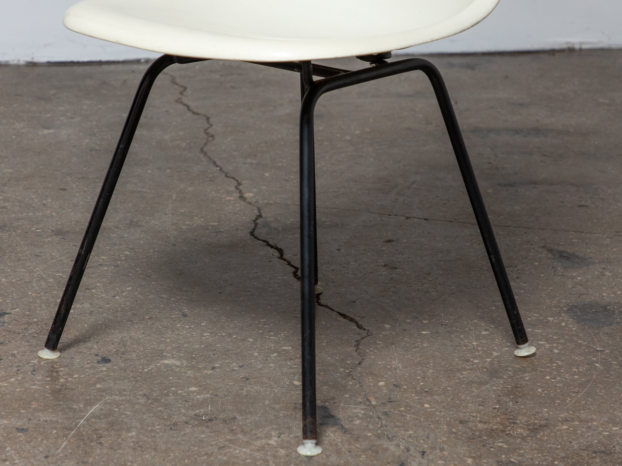 OAM_Vintage_Eames_Herman_Miller_Parchment_Shell_on_Black_H_Base-7.jpg