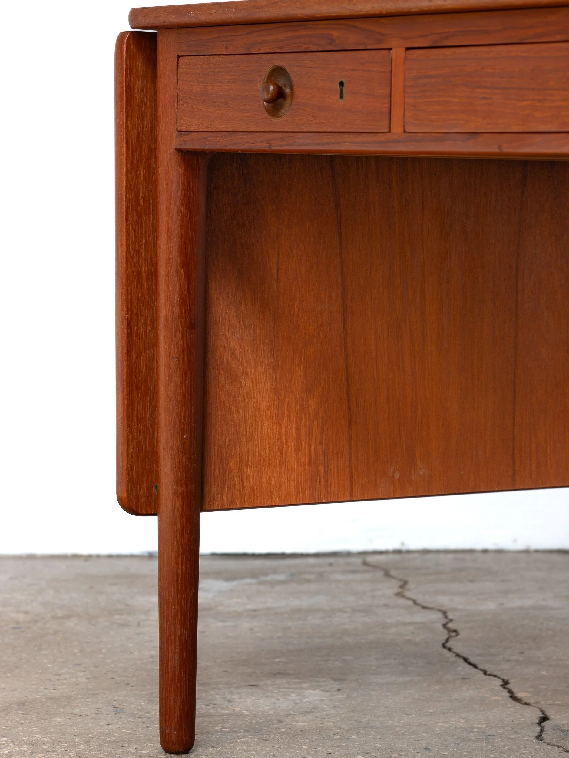 OAM_NYC_AT-305_Desk_Hans_Wegner-11.jpg