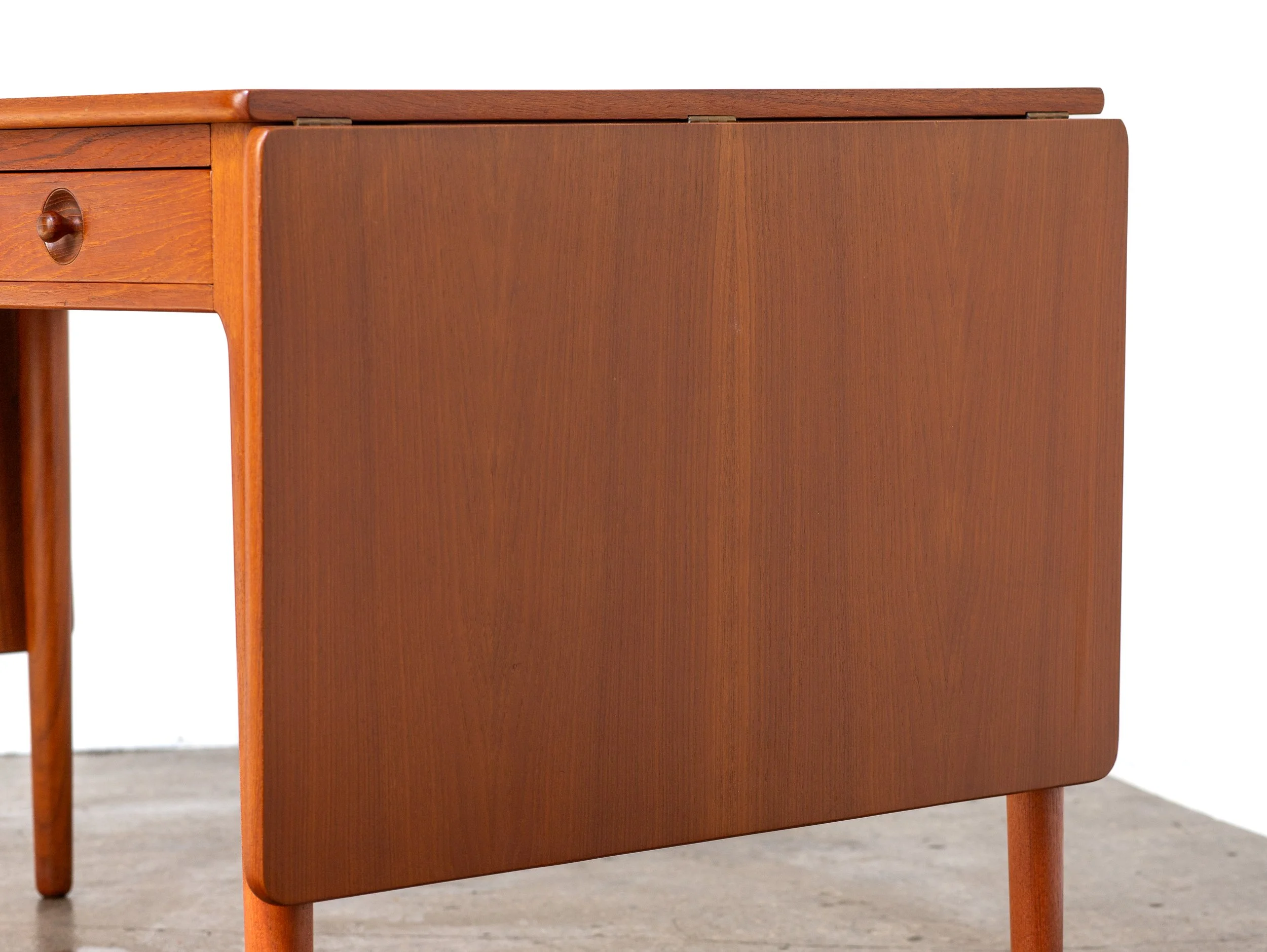 OAM_NYC_AT-305_Desk_Hans_Wegner-10.jpg