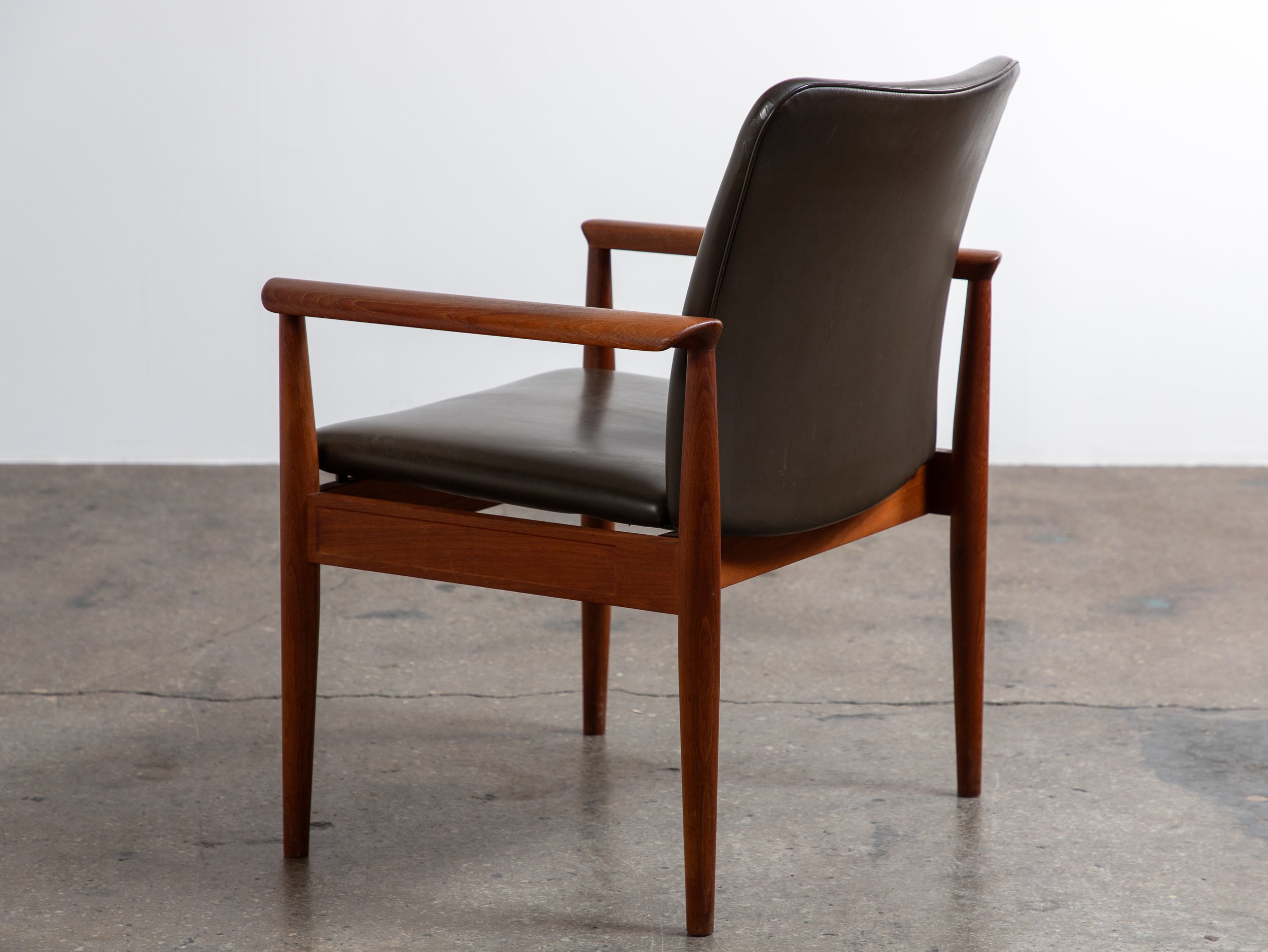 OAM_Finn_Juhl_Diplomat_Chair-4.jpg