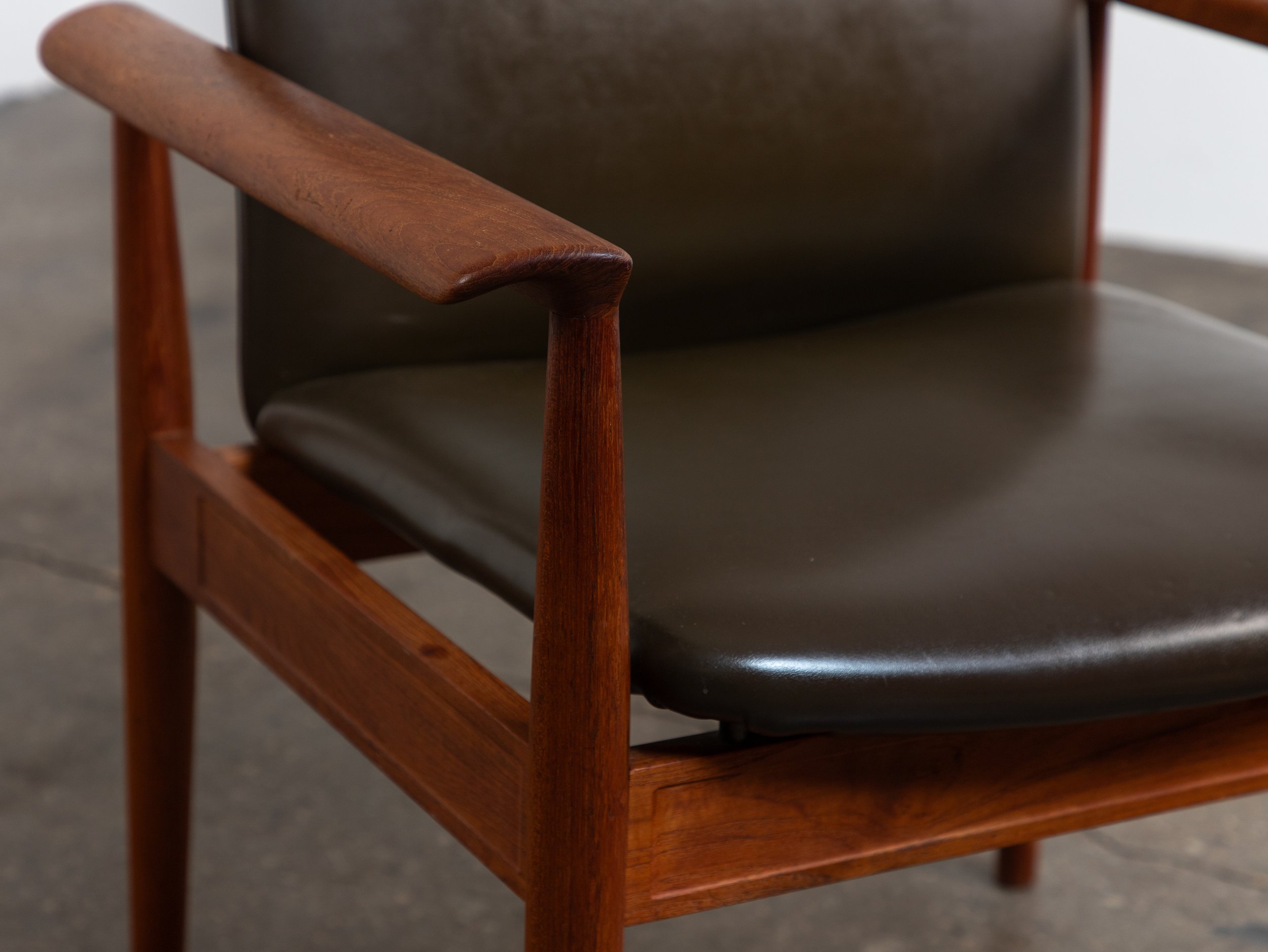 OAM_Finn_Juhl_Diplomat_Chair-9.jpg
