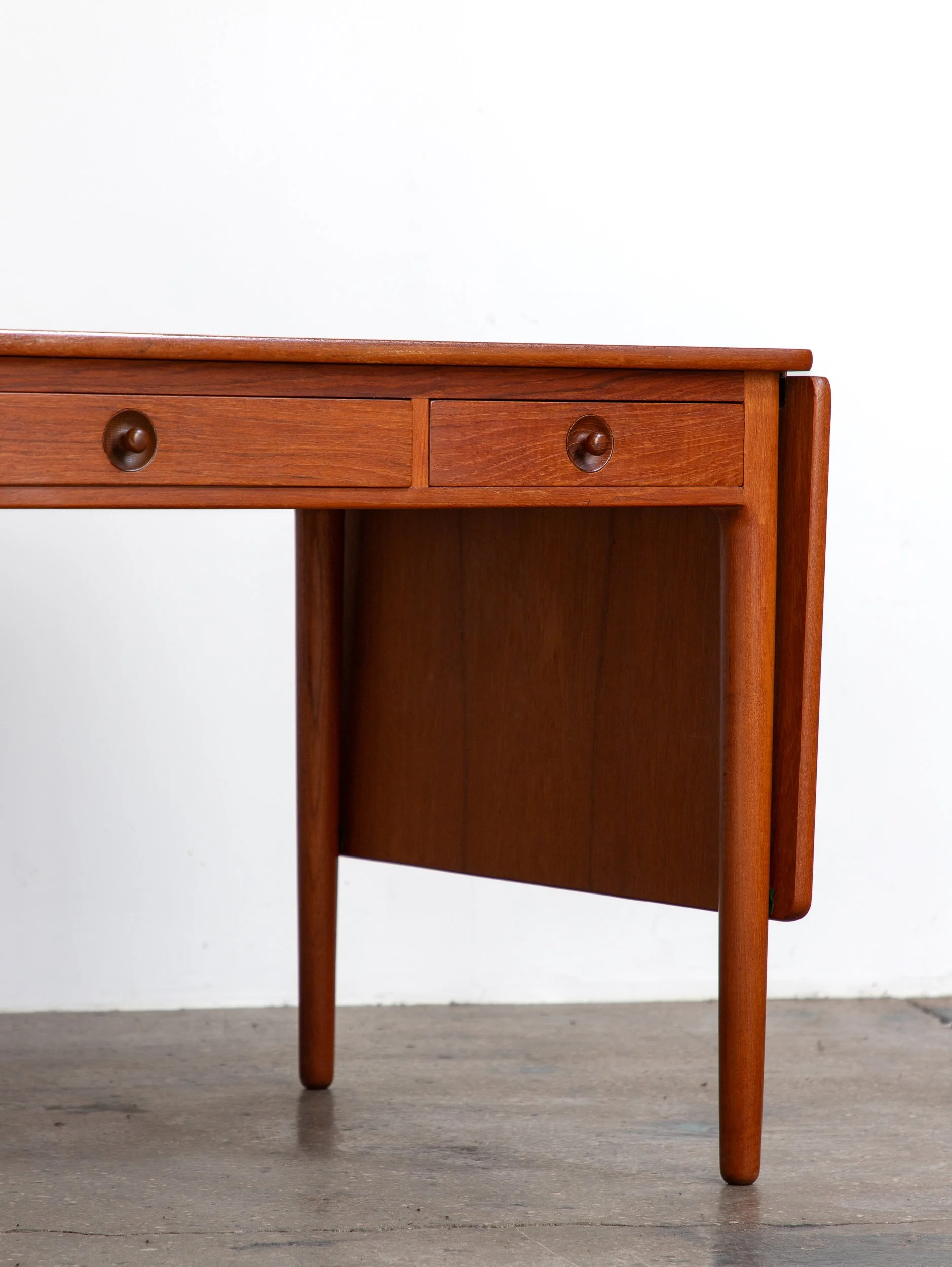 OAM_NYC_AT-305_Desk_Hans_Wegner-7.jpg