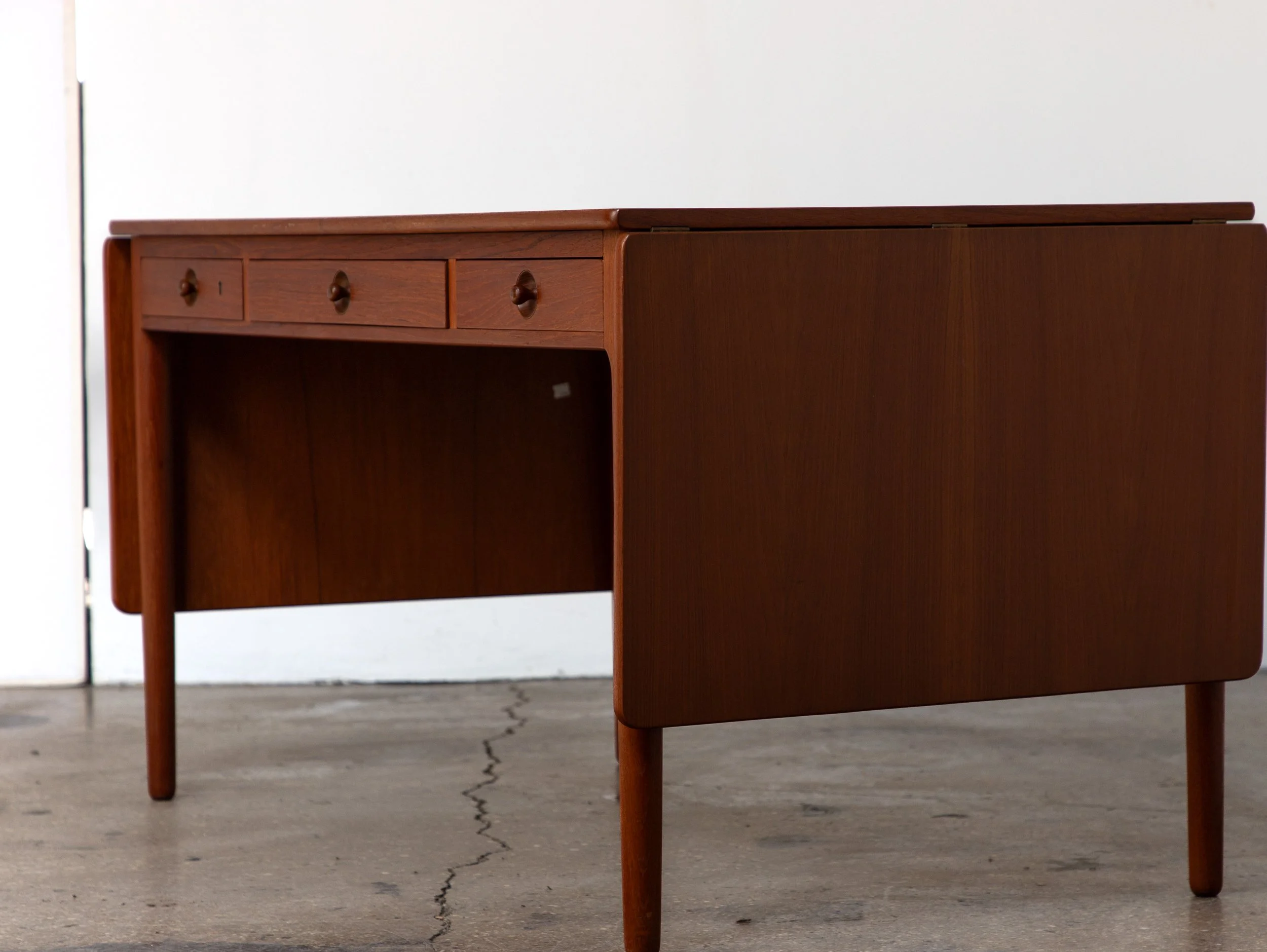 OAM_NYC_AT-305_Desk_Hans_Wegner-8.jpg