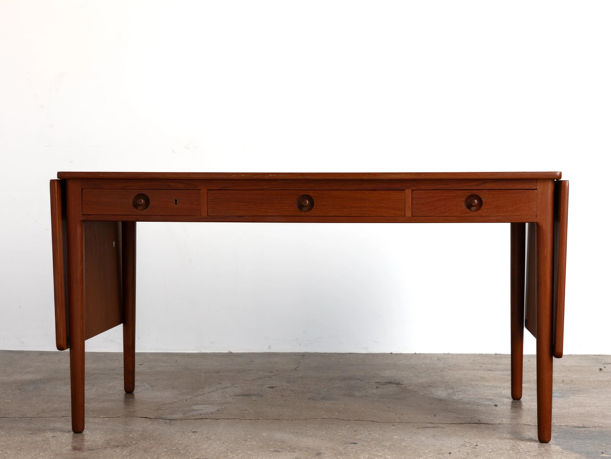 OAM_NYC_AT-305_Desk_Hans_Wegner-3.jpg