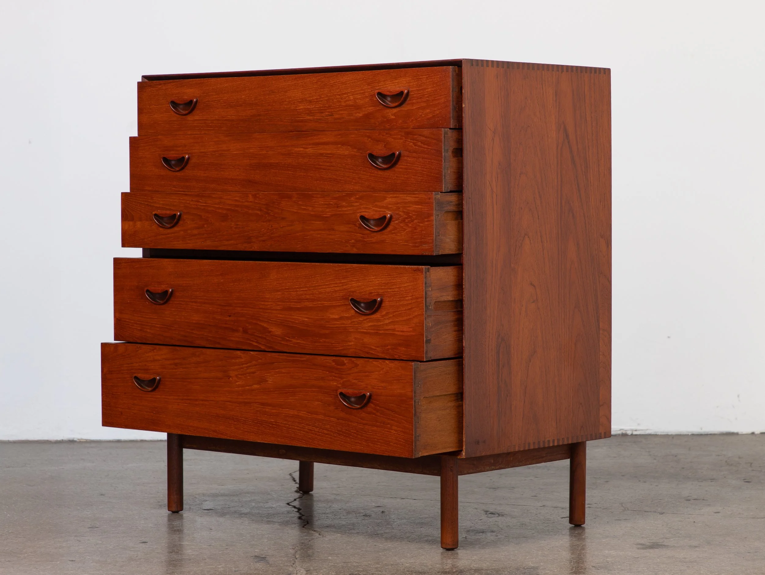OAM_Peter_Hvidt_Dresser_Example_1-2.jpg