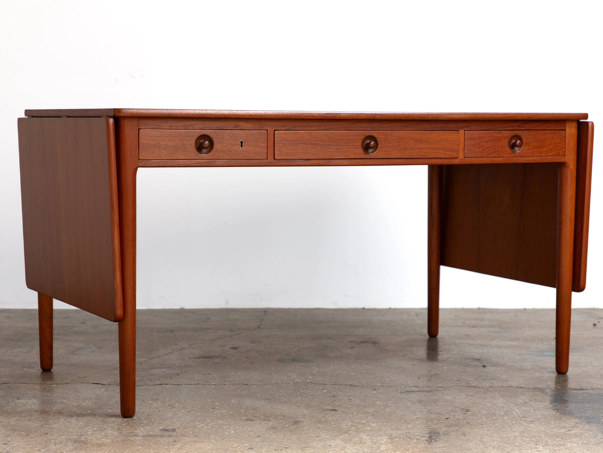 OAM_NYC_AT-305_Desk_Hans_Wegner-1.jpg