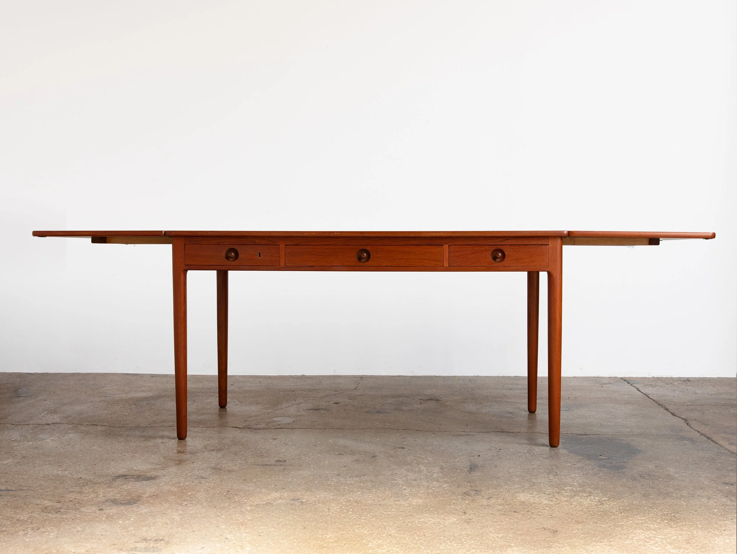 OAM_NYC_AT-305_Desk_Hans_Wegner-2.jpg